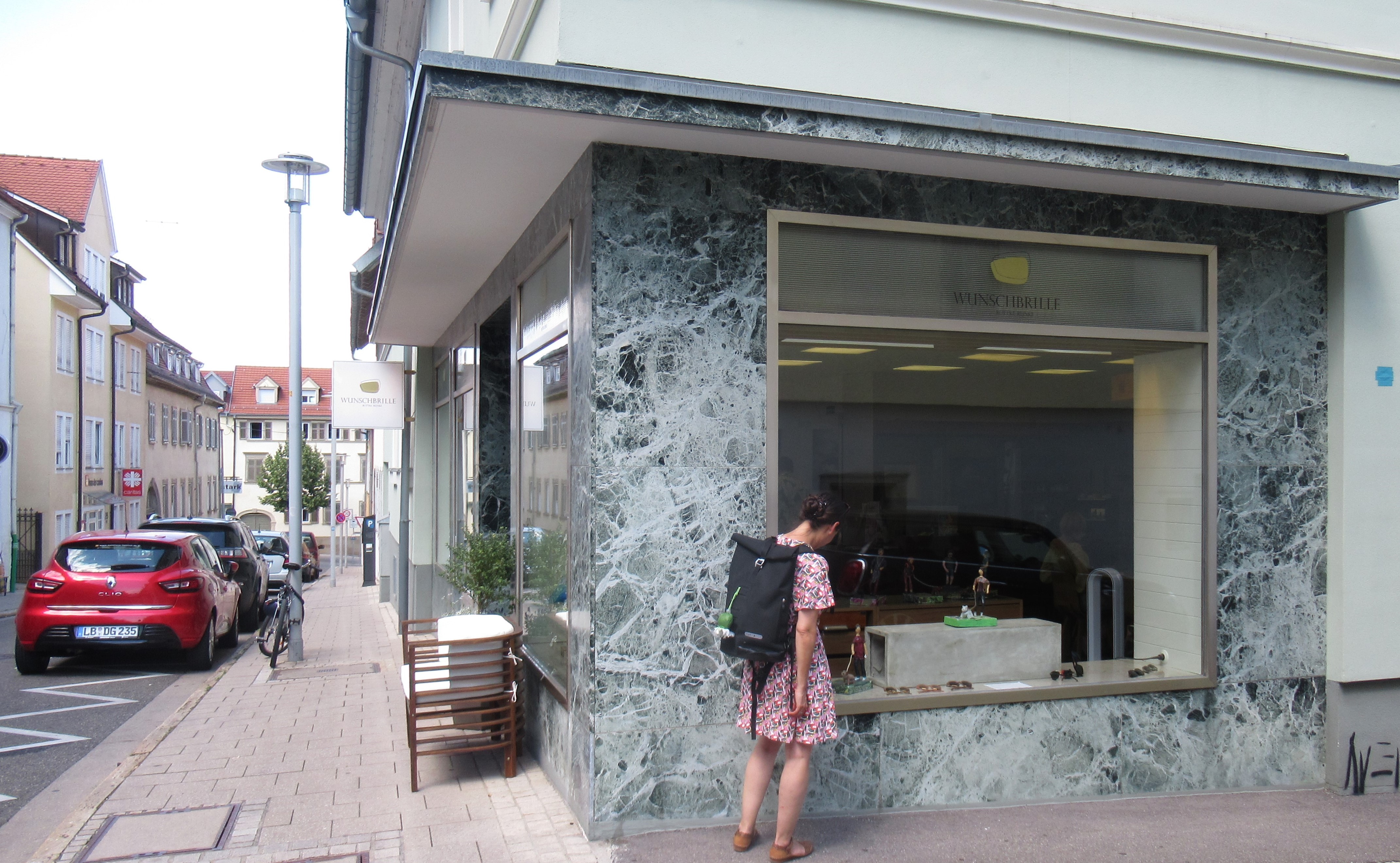 Figur und Hund beim Optiker Wunschbrille Ludwigsburg. Foto: privat.