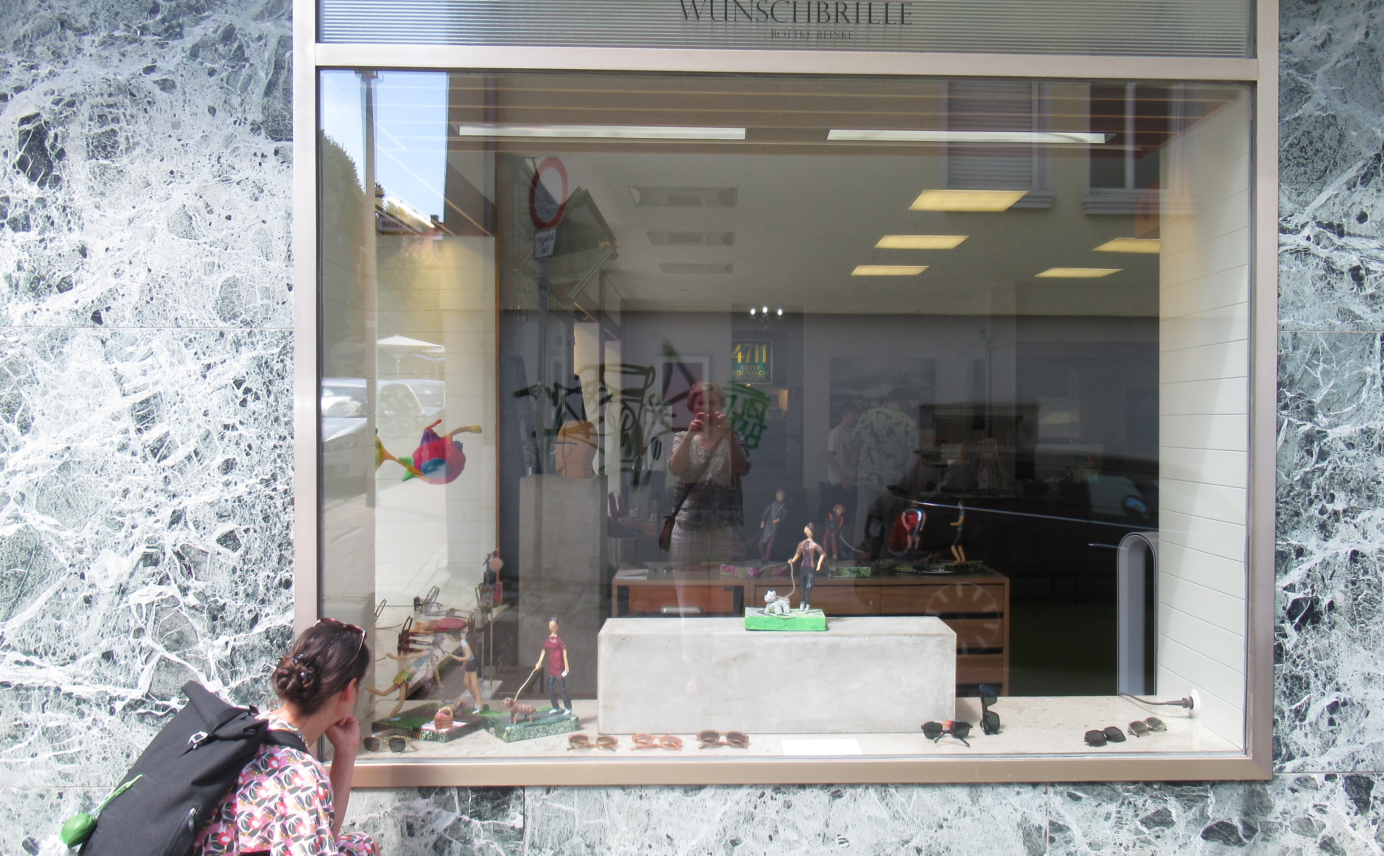 Figur und Hund beim Optiker Wunschbrille Ludwigsburg. Foto: privat.